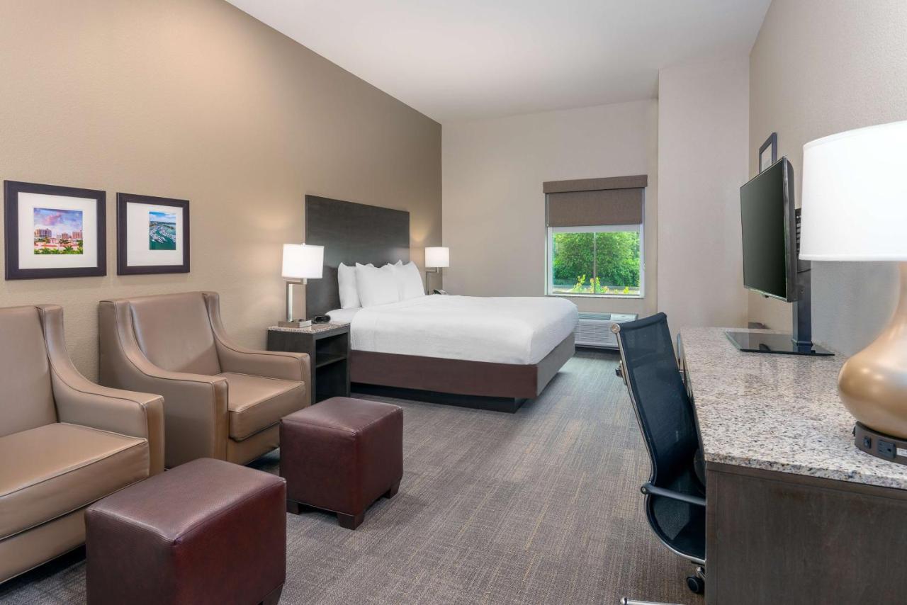 Ameniti Bay - Best Western Signature Collection Fruitville Bagian luar foto
